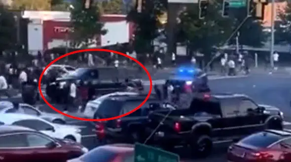 ببینید / فرار متهم از دست پلیس و زیر کردن عابران پیاده با خودرو + فیلم 