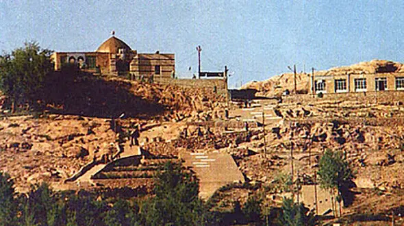 عکس متفاوت از سنگ قبر امامزاده حمزه‌علی بلداجی