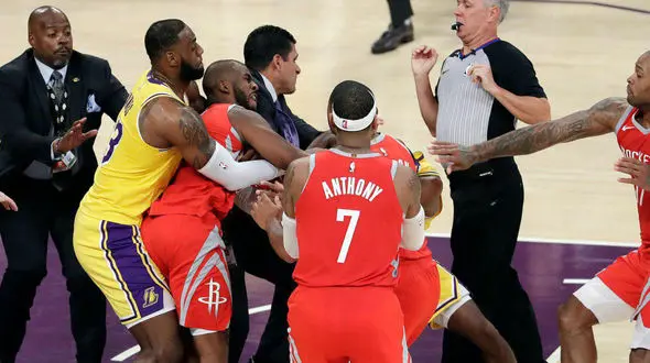  درگیری شدید ستاره‌های آسمان‌خراش‌های بسکتبال + فیلم