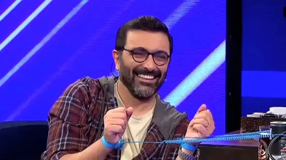 فیلم/سکانس خنده دار: وقتی حامد آهنگی به امین زندگانی دستگاه دروغ سنج وصل میکنه/ از خنده کم مونده تشنج کنن