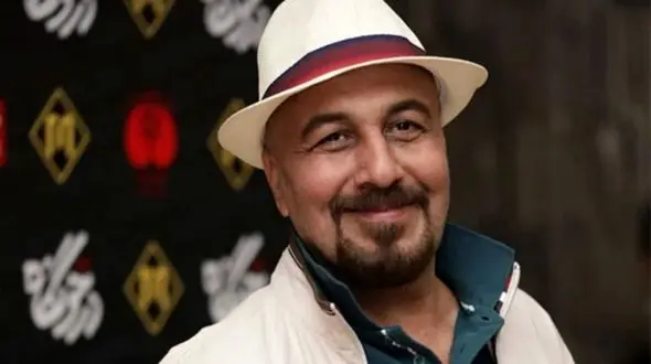 فیلم/ فقط رضا عطاران میتونه همچین تیپی رو بزنه؛  ترکیب کلاه بیس‌بال، کراوات و سویشرت کژوال از برند نایک در استایل عطاران مرزهای تیپ اسپورت و رسمی رو از بین برد!