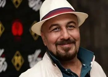 فیلم/ فقط رضا عطاران میتونه همچین تیپی رو بزنه؛  ترکیب کلاه بیس‌بال، کراوات و سویشرت کژوال از برند نایک در استایل عطاران مرزهای تیپ اسپورت و رسمی رو از بین برد!