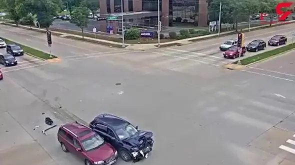 تصادف سارقان بدشانس هنگام سرقت خودرو+فیلم 