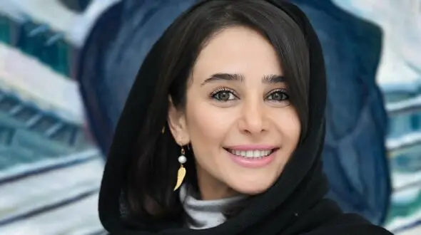 اورسایز با رنگ‌های خنثی؛ استایل جدید الناز حبیبی از حاشیه امن خارج نشد!