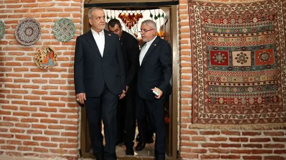نماز خواندن پزشکیان در مسجد کبود ایروان + تصاویر