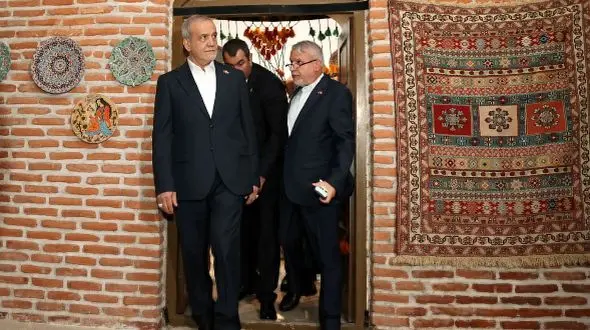 نماز خواندن پزشکیان در مسجد کبود ایروان + تصاویر