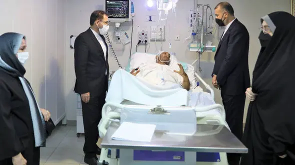 اولین عکس از 2 مصدوم حادثه خودروی تشریفات /  وزیر امورخارجه از آنان عیادت کرد