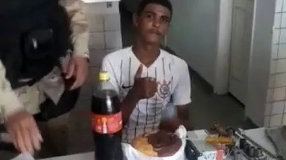 جشن تولد دیدنی یک دزد در اداره پلیس + فیلم و عکس