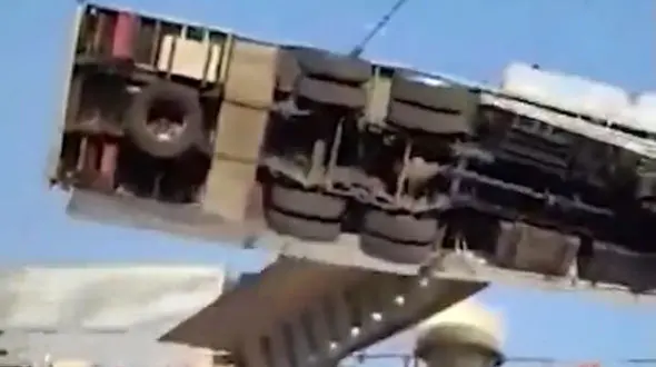 فیلم وحشتناک از سقوط کامیون در اسکله / بین زمین و هوا معلق بود