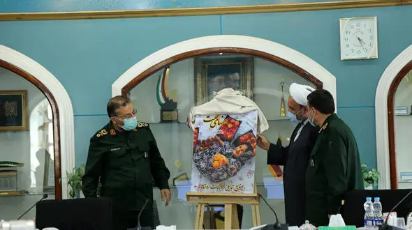 رونمایی از نشریه منهای نفت شماره 14 توسط سردار سلیمانی