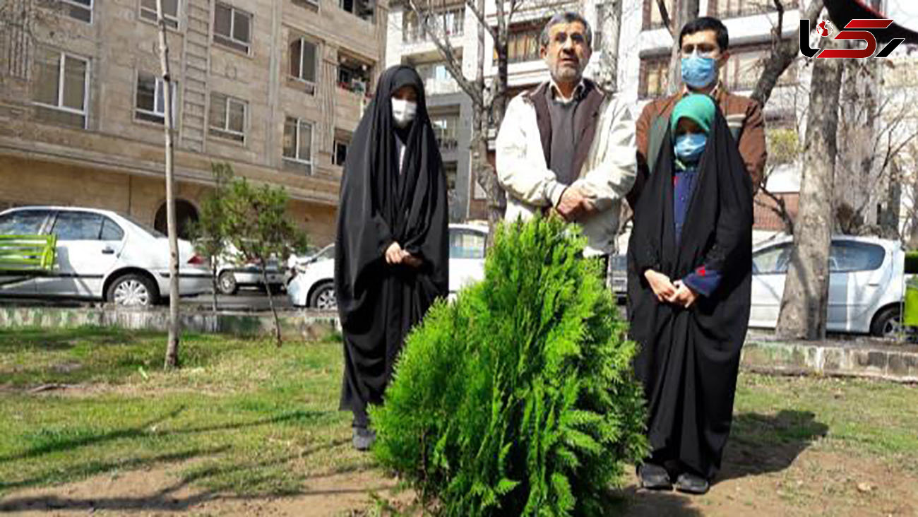 درختکاری احمدی‌نژاد و نوه هایش در میدان 72 نارمک +فیلم 