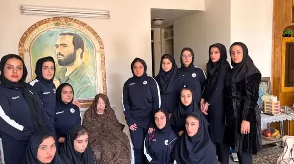دیدار تیم واترپلو بانوان باشگاه آینده سازان اصفهان  با مادر شهید خرازی