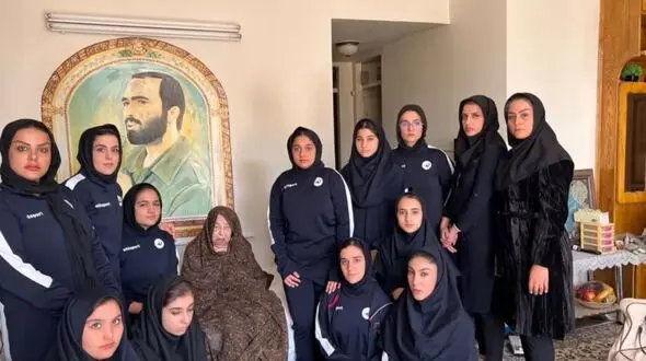 دیدار تیم واترپلو بانوان باشگاه آینده سازان اصفهان  با مادر شهید خرازی
