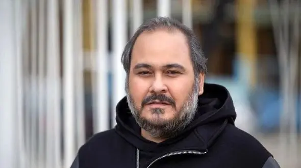 تصویری از بنر ترحیم زنده یاد رضا داوود نژاد/ رفتی ز دیده و داغت به دل ماست هنوز