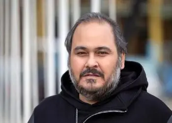 تصویری از بنر ترحیم زنده یاد رضا داوود نژاد/ رفتی ز دیده و داغت به دل ماست هنوز