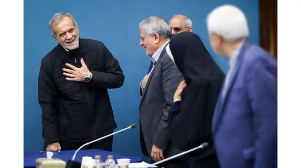 فائزه هاشمی در دیدار با پزشکیان / دغدغه های مردم ،مشکلات زندانیان سیاسی ولایحه خشونت علیه زنان مطرح شد