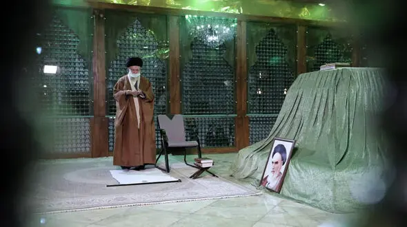 حضور رهبر انقلاب در مرقد بنیان‌گذار انقلاب اسلامی و گلزار شهدا