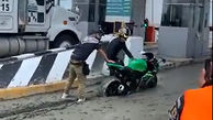 ببینید / تاوان یک بی‌عقلی / گیر کردن موتورسوار وسط بتن خیس در جاده! + فیلم