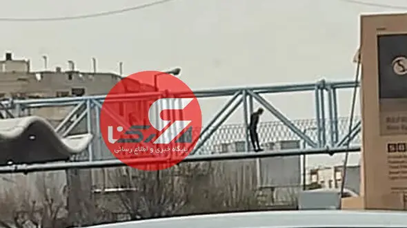 فیلم اختصاصی از لحظه خودکشی مرد تهرانی از  پل هوایی