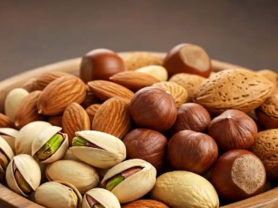بهترین خشکبارهای طبع گرم برای نشاط و انرژی روزانه
