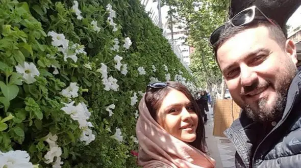 فیلم/ محسن کیایی: زمانی که با خانومم آشنا شدم من 21 سالم بود خانومم 20 سالش بود / ازدواج نمیکردم بیچاره می شدم/ تو خونمون بچه ها میان میرن فک میکنن دوست دختر دوست پسریم
