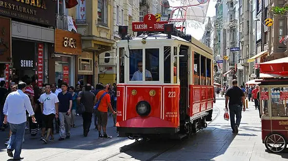 فیلم رانندگی عجیب روی ریل قطار مترو در شهر / همه شوکه شدند