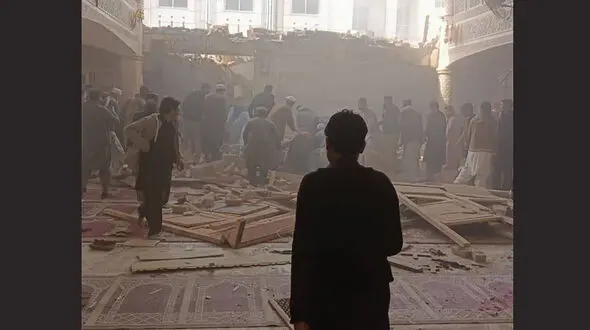 ۵۶ کشته و دهها زخمی در انفجار تروریستی در پیشاور پاکستان+ فیلم
