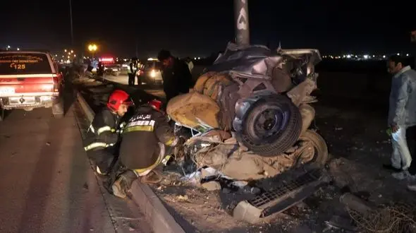 حادثه مرگبار در اتوبان اردستانی/ پژو 405 دو نیم شد!+تصاویر