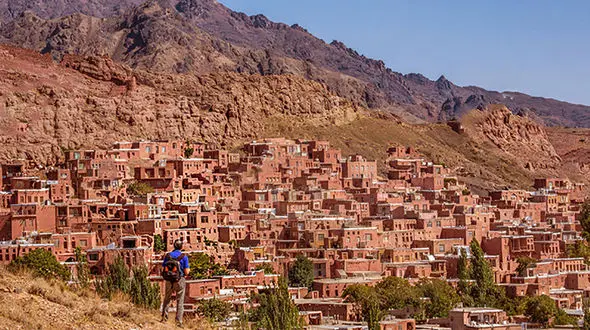 عجیب ترین ویژگی روستای ابیانه چیست؟ + عکس و فیلم