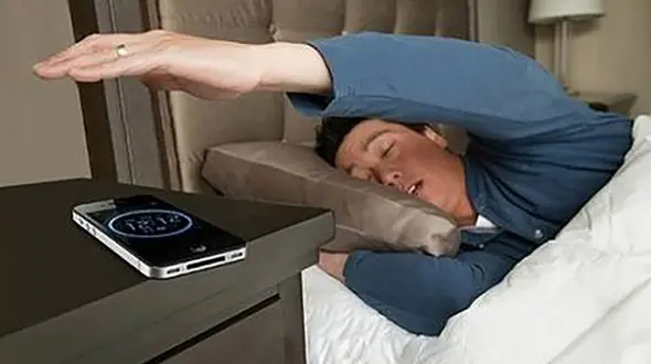 عوارض بیدار شدن با آلارم موبایل + فیلم