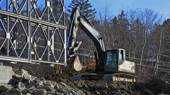فیلم لحظه سقوط بیل مکانیکی از روی پل در زمان تخریب آن + فیلم