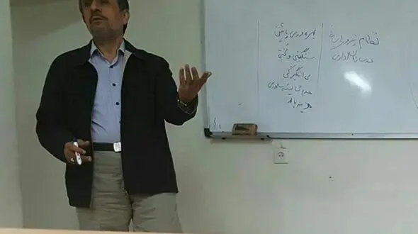 محمود احمدی نژاد در حال تدریس در دانشگاه + عکس