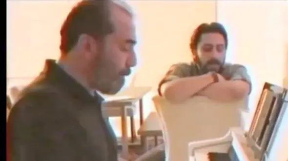 نوستالژی دیده نشده از پیانو نوازی سیامک انصاری «مجری صداتو» و آوازخوانی زنده روزبه بمانی از شاهکارش «کجا باید برم»