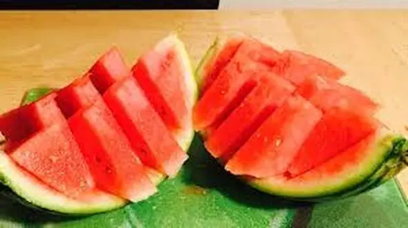 هندوانه خوشمزه ترین و آبدارترین میوه تابستانی برای کودکان