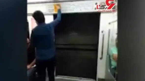 فیلم لحظه رخ دادن اتفاقی عجیب در متروی تهران/ قطار با در باز حرکت کرد