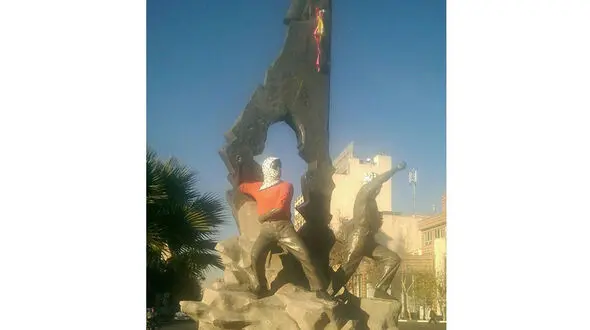مجسمه‌‌ میدان فلسطین توسط افراد خودسر رنگ آمیزی شد / حریم مجسمه متعلق به هنرمند سازنده است
