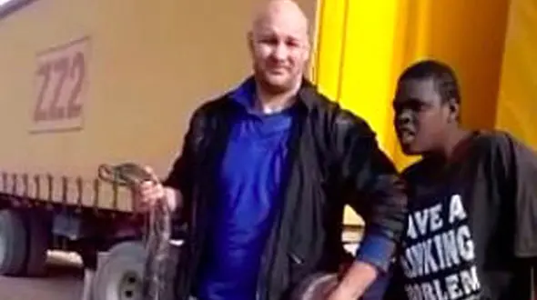 خارج کردن مار 4 متری از محفظه موتور یک کامیون+عکس