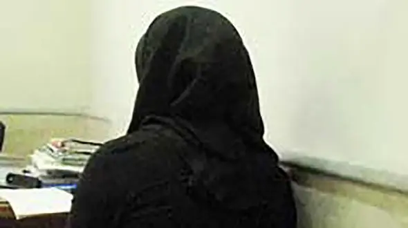 زندگی در اسارتگاه شوهر شیشه ای بخاطر بی پولی / نگاه های عاشقانه زندگی ام را سیاه کرد