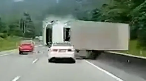 از انحراف کامیون تا برخورد لاستیک به عابر پیاده