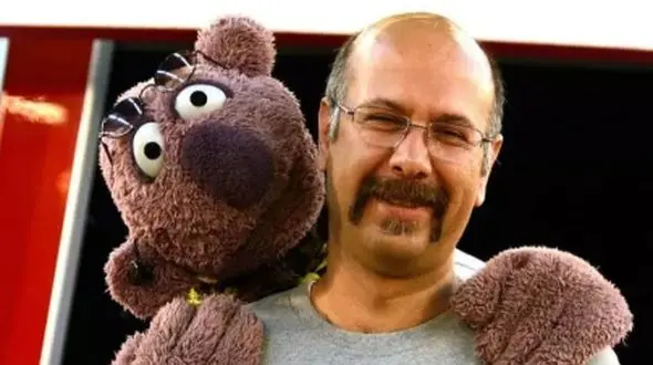 محمد بحرانی صداپیشه جناب خان، مجری صداتو: جنگ هنوز تموم نشده ما کاری ازمون بر نمیاد