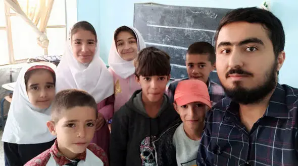 سایه مرگ بر سر معلم فداکار در جاده برفی + عکس و فیلم معلم و دانش آموزان بستان آبادی