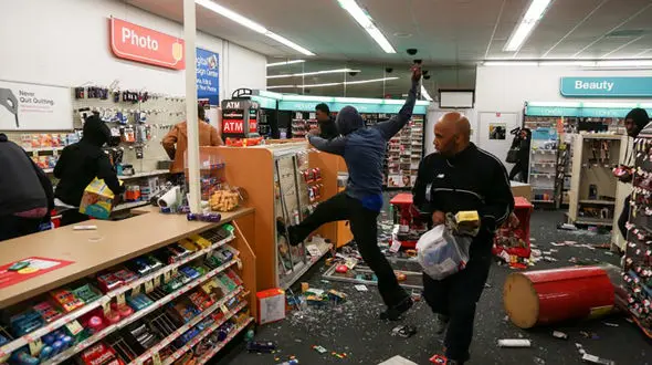 ببینید / تصاویری جنجالی از یک سرقت دسته‌جمعی در آمریکا