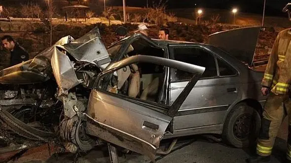 مرگ تلخ 5 جوان در پژو 405 مچاله شده / تصادف شدید با گاردریل