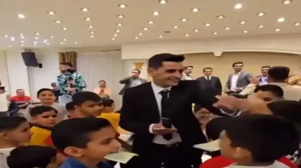 فیلم آواز شاد / آقا معلم شاگرداشو عروسیش دعوت کرده بچه ها سقف تالارو آووردن پایین با رقصاشون !