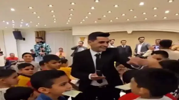 فیلم آواز شاد / آقا معلم شاگرداشو عروسیش دعوت کرده بچه ها سقف تالارو آووردن پایین با رقصاشون !