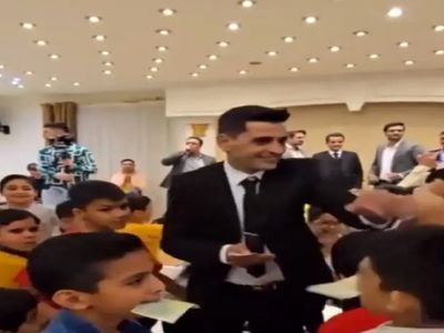 فیلم آواز شاد / آقا معلم شاگرداشو عروسیش دعوت کرده بچه ها سقف تالارو آووردن پایین با رقصاشون !