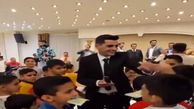 فیلم آواز شاد / آقا معلم شاگرداشو عروسیش دعوت کرده بچه ها سقف تالارو آووردن پایین با رقصاشون !