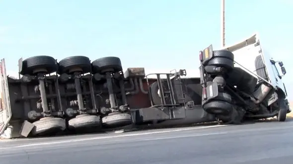 واژگونی تانکر حامل میعانات گازی در دلیجان + فیلم