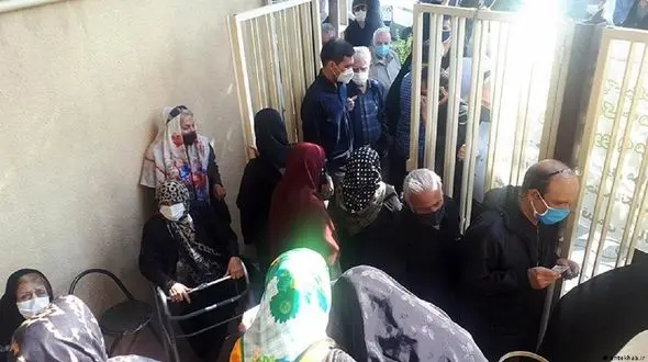 بحران واکسیناسیون کرونا در بهار 1401 /  چرا وزارت بهداشت از کادر درمان برای تسریع تزریق واکسن استفاده نمی کند؟