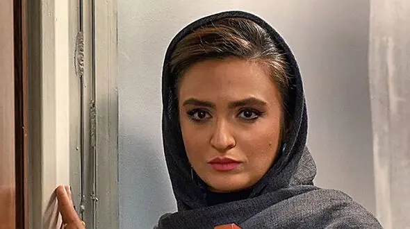 عکس شوهر گلاره عباسی با ظاهری هنری ! / شیکی خانم بازیگر در مانتوی سفید !